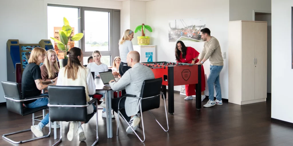 Mitarbeitende von Body Attack bei einem Teammeeting in der Hamburger Zentrale